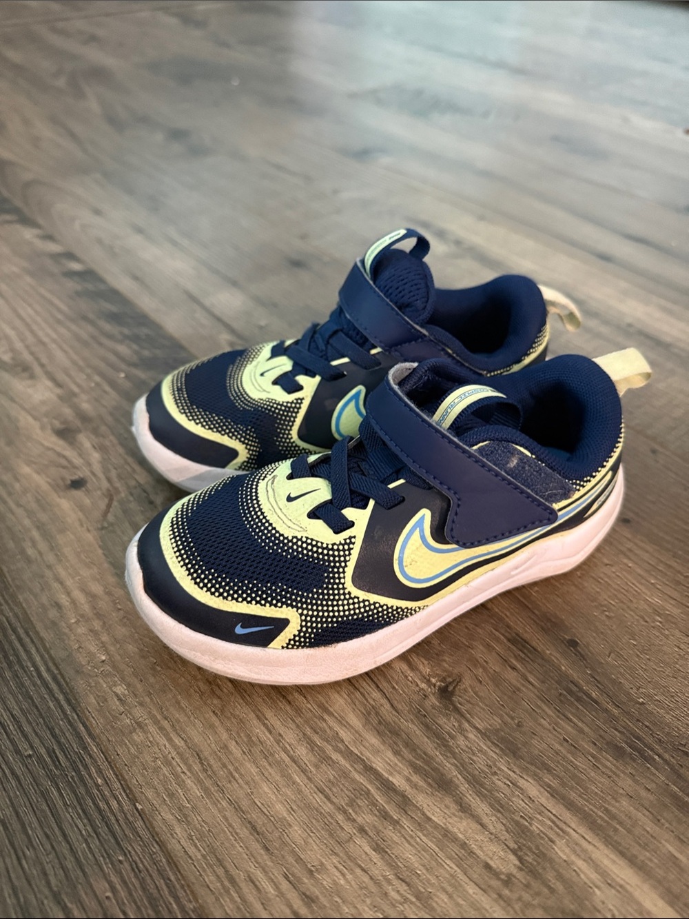 Nike Kids Navy and Yellow Low-Top Sneakers
